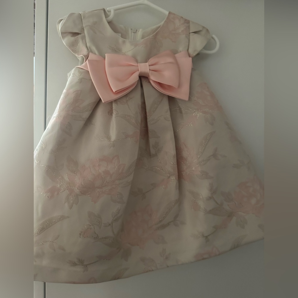 This beautiful floral is stunning, and the trapeze body is a winner